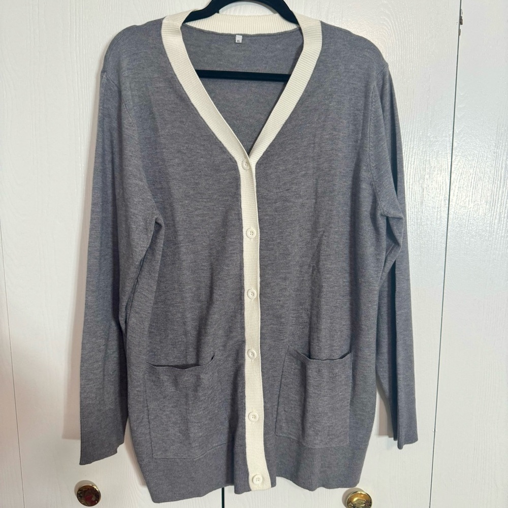 EUC. Gray button down women’s cardigan sweater XL. Light weight withpockets
